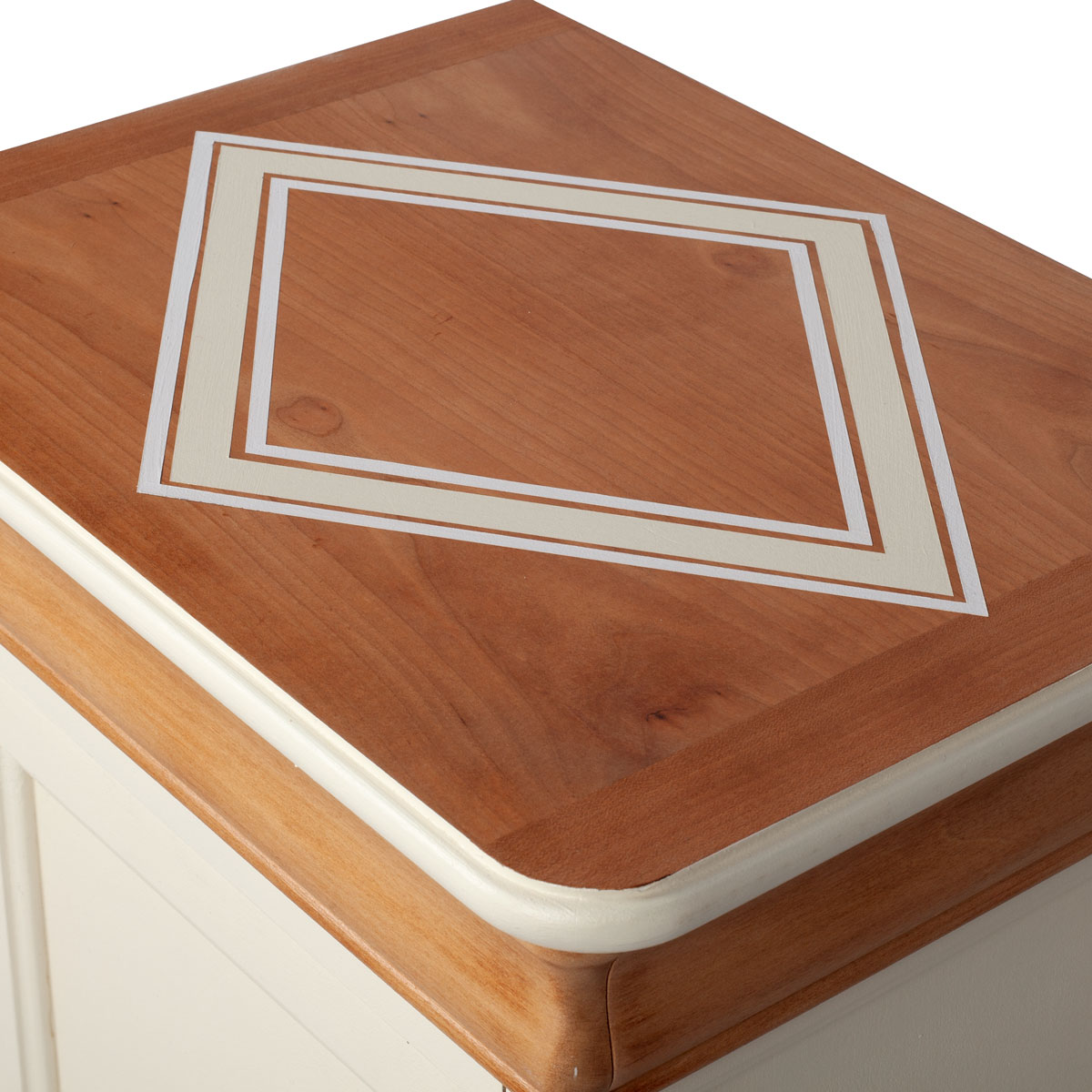 motif que l'on retrouve sur l'ensemble commode et tables de chevet Louis-Philippe