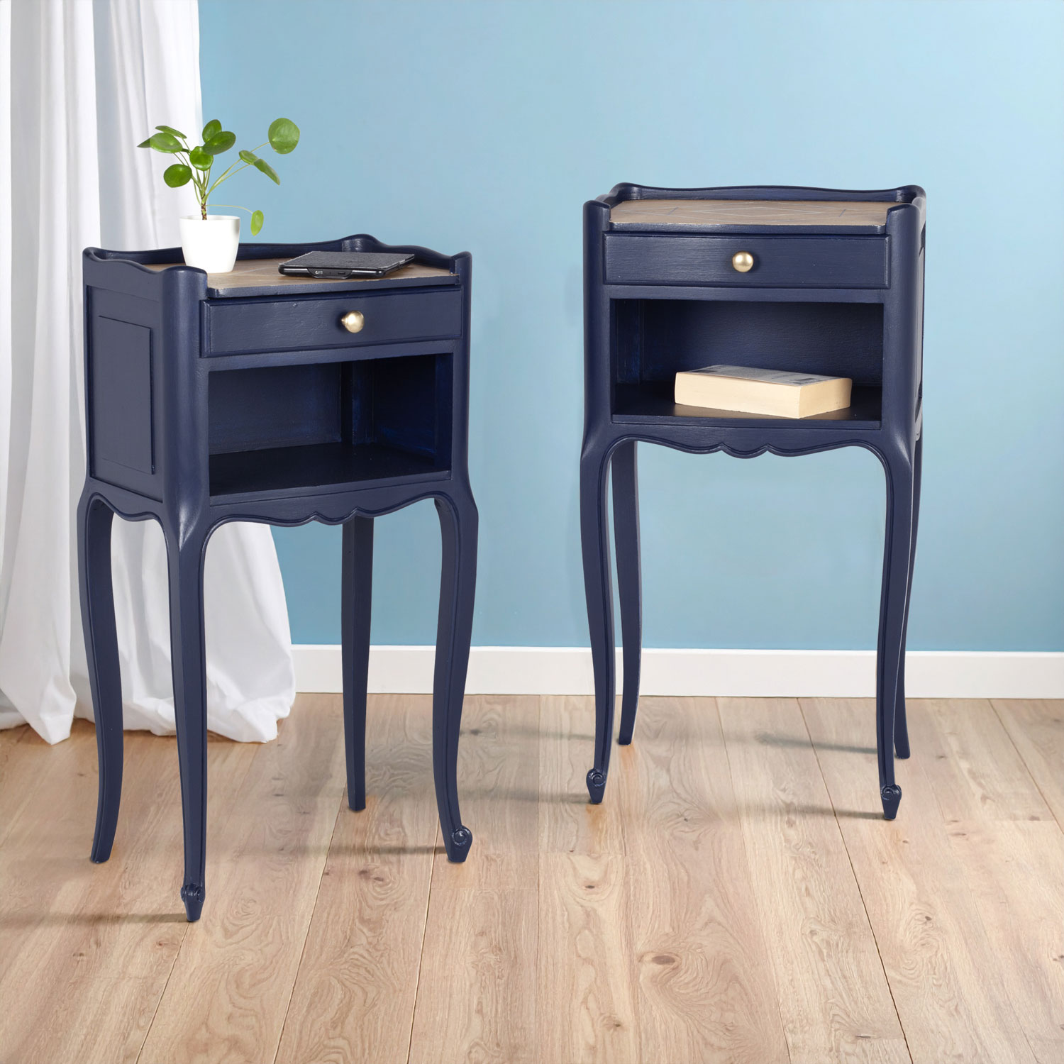 2 tables de chevet relookées bleu nuit marine
