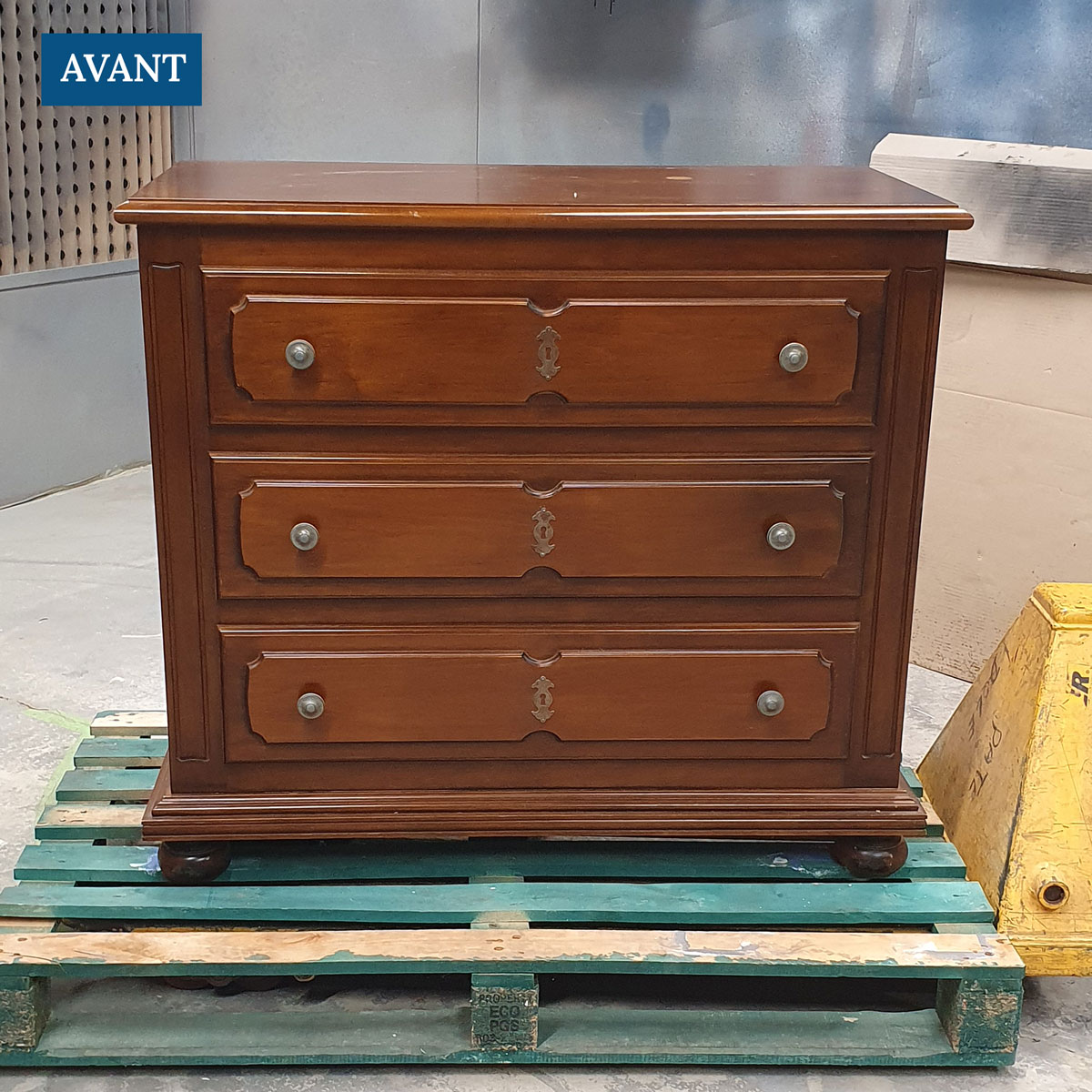 Commode en bois avant son relooking