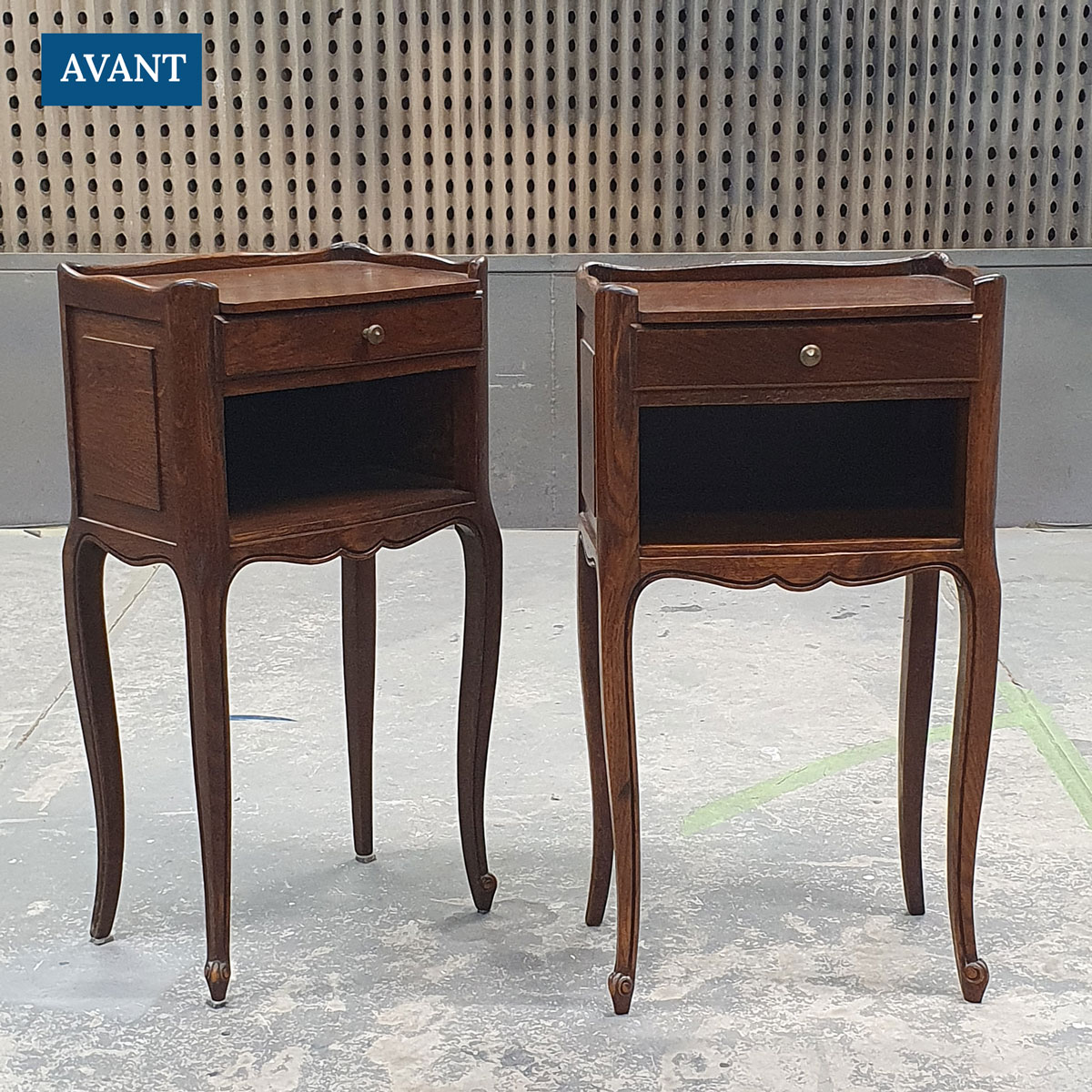 des tables de chevets en bois dans leur état d'origine