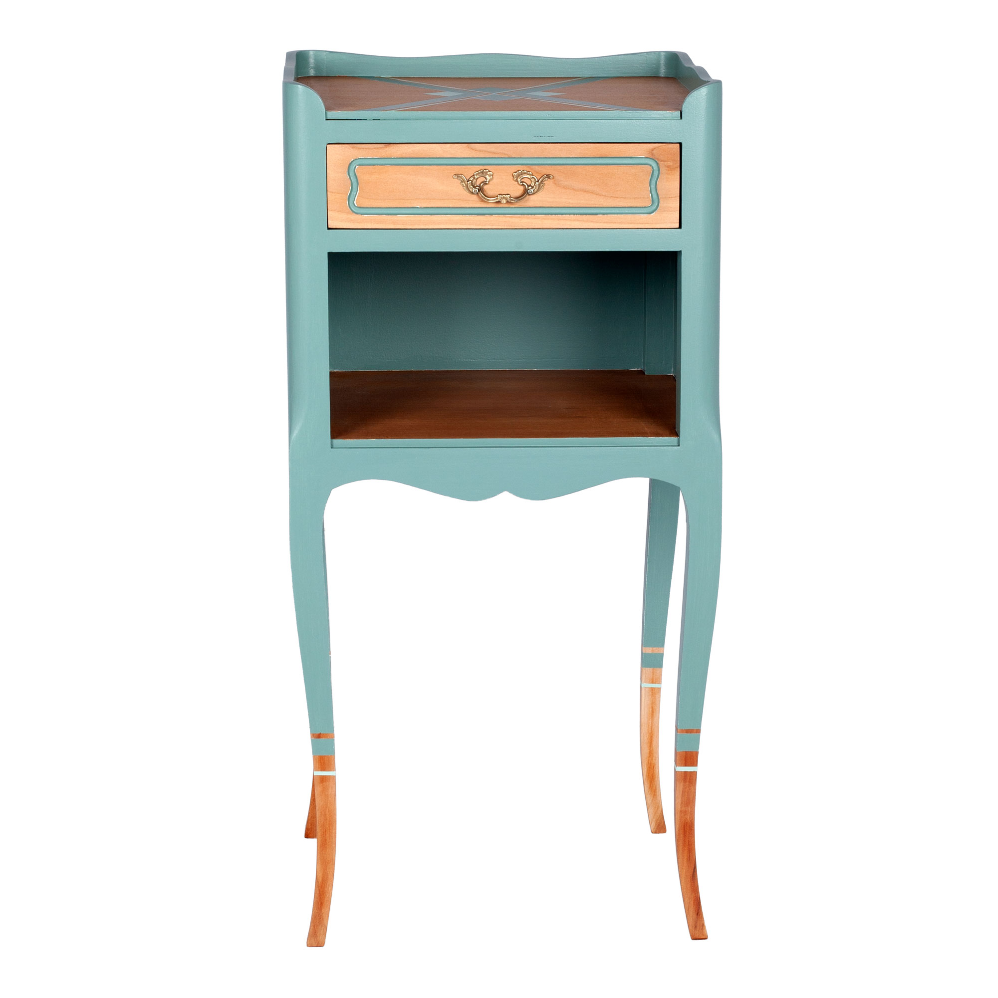 table de nuit style Louis XV relookée en vert sur fond blanc