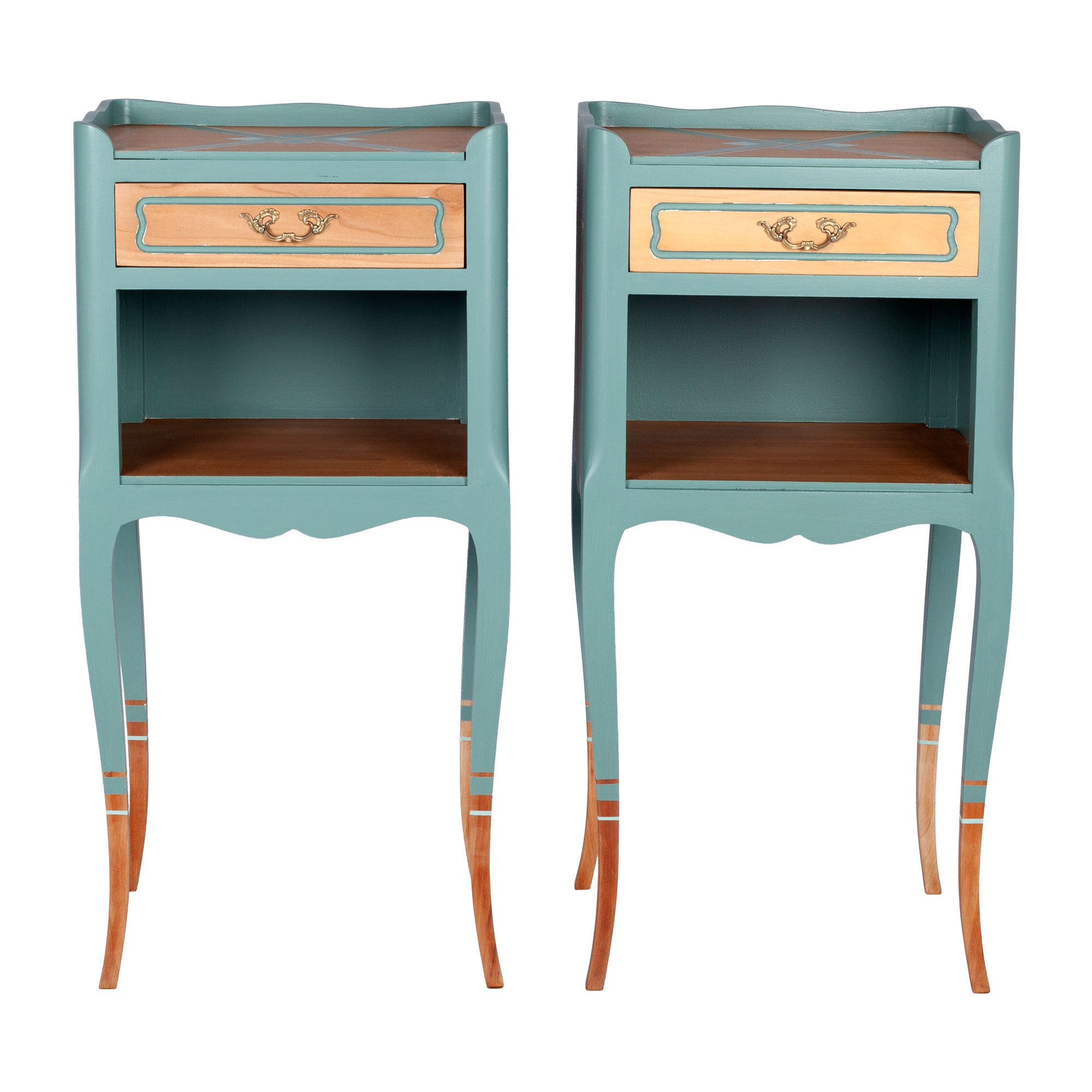 2 tables de chevet vert relookées sur fond blanc