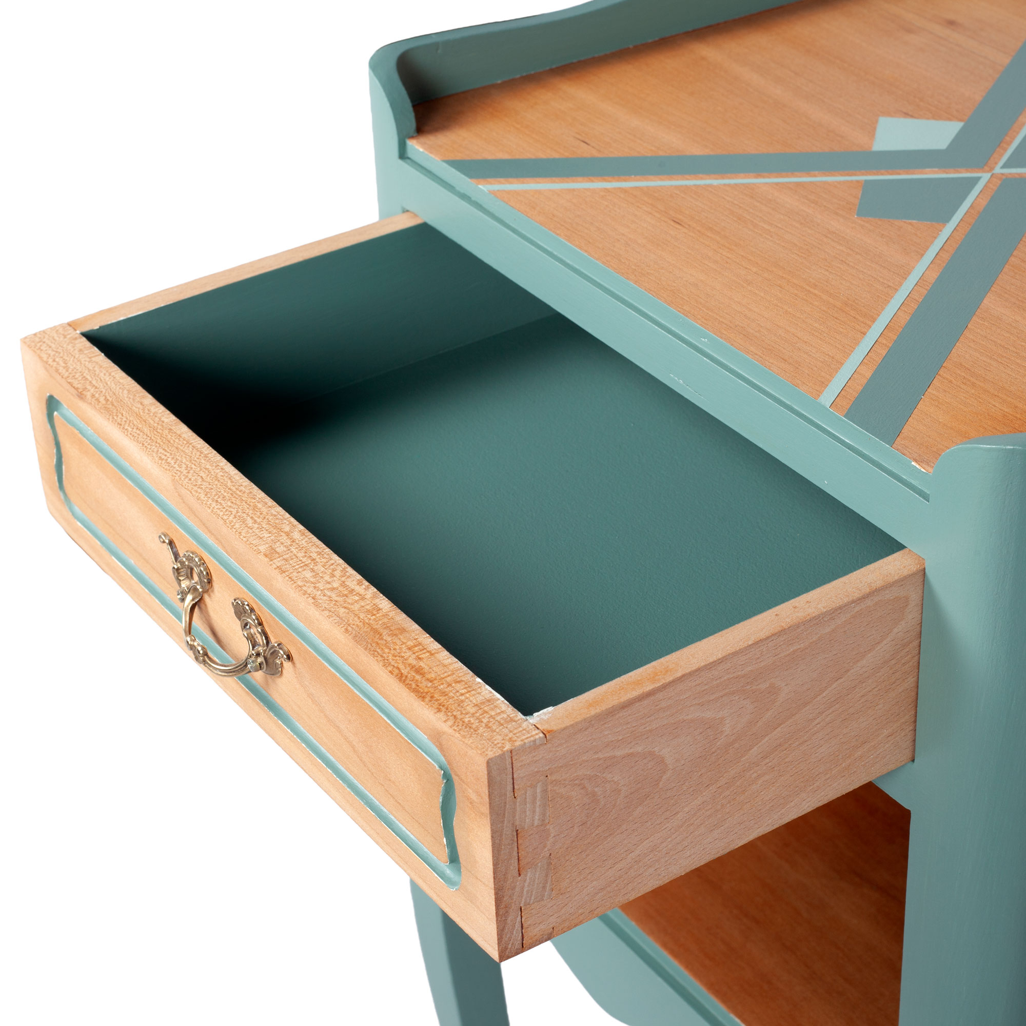 intérieur du tiroir de la table de nuit relookée