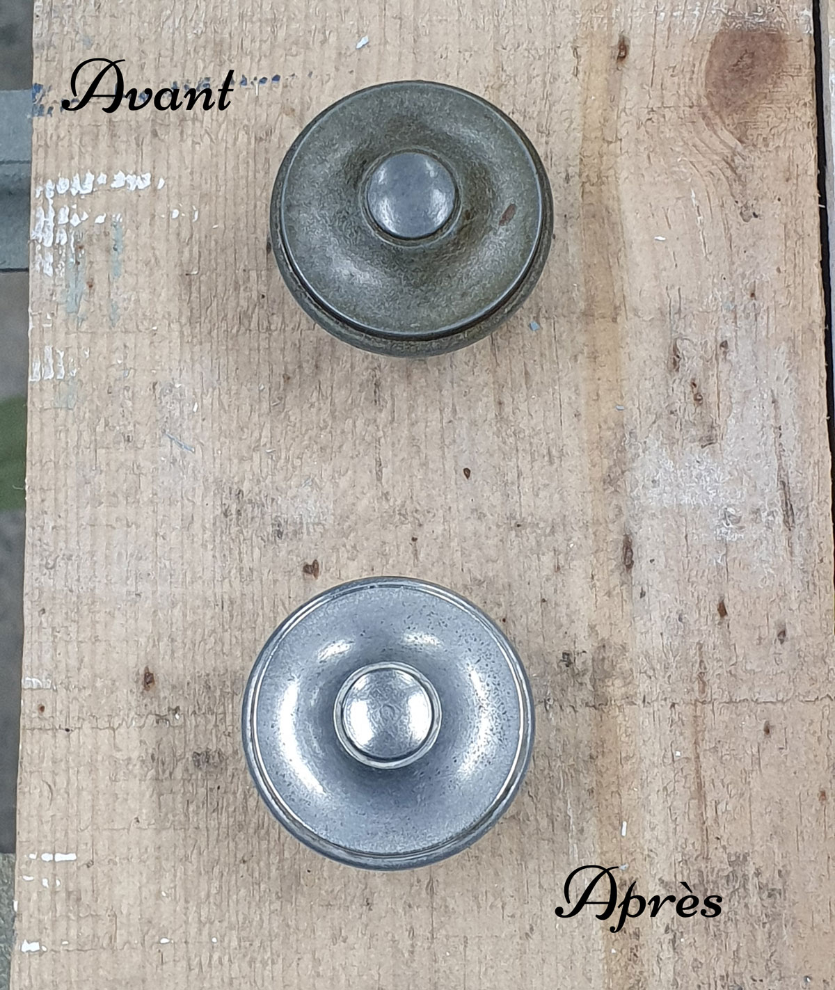 les boutons d'origine de la commode avant et après nettoyage