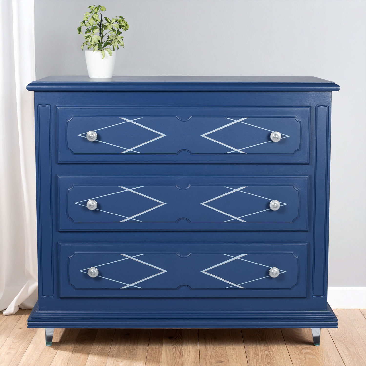 commode relookée en bleu hampton
