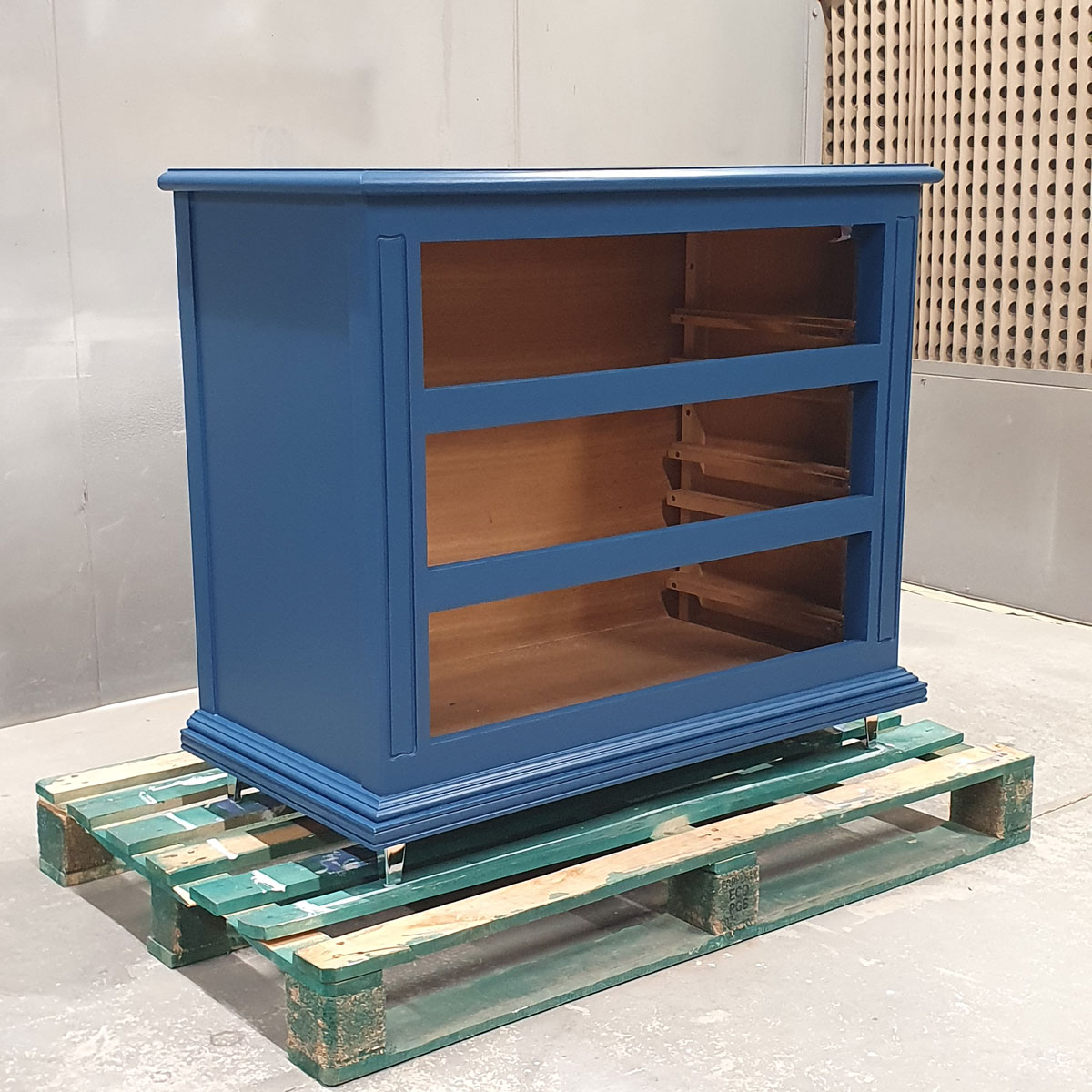 commode en cours de peinture