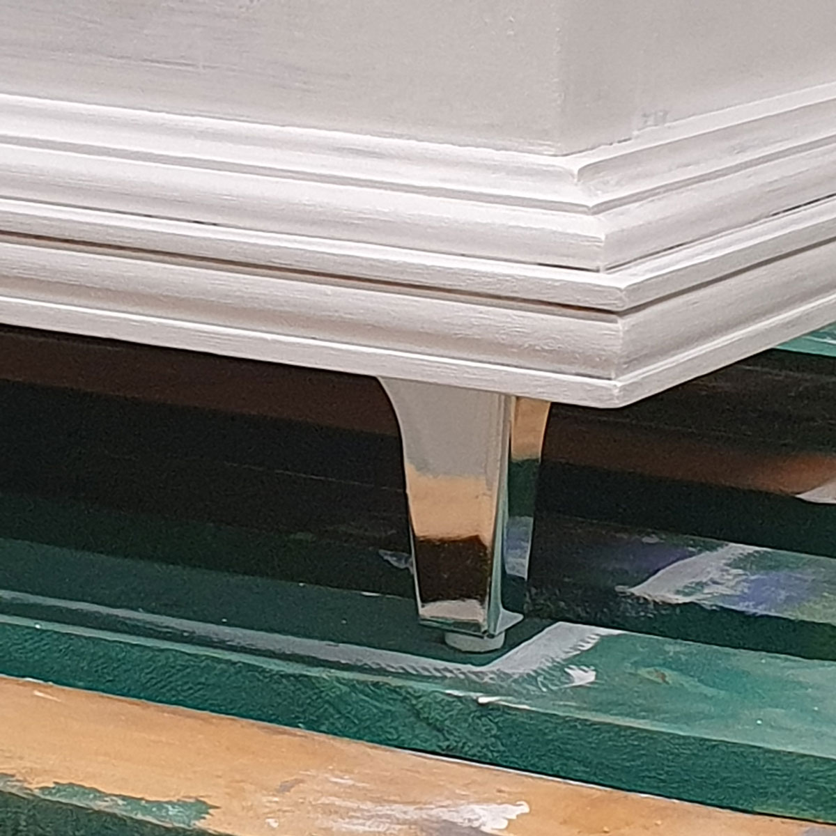 les nouveaux pieds de la commode
