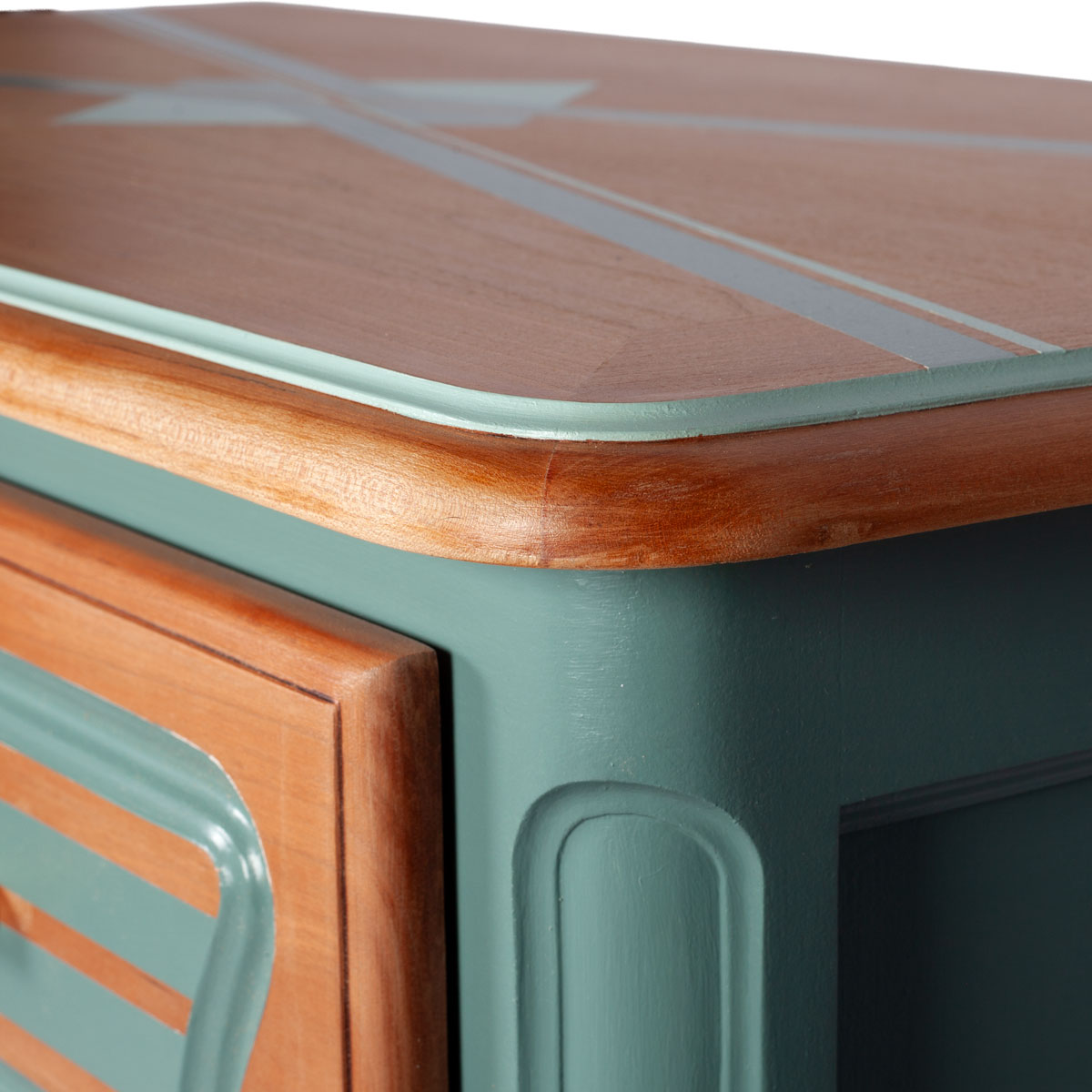 Gros plan sur des détails peints de la commode relookée vert Agave