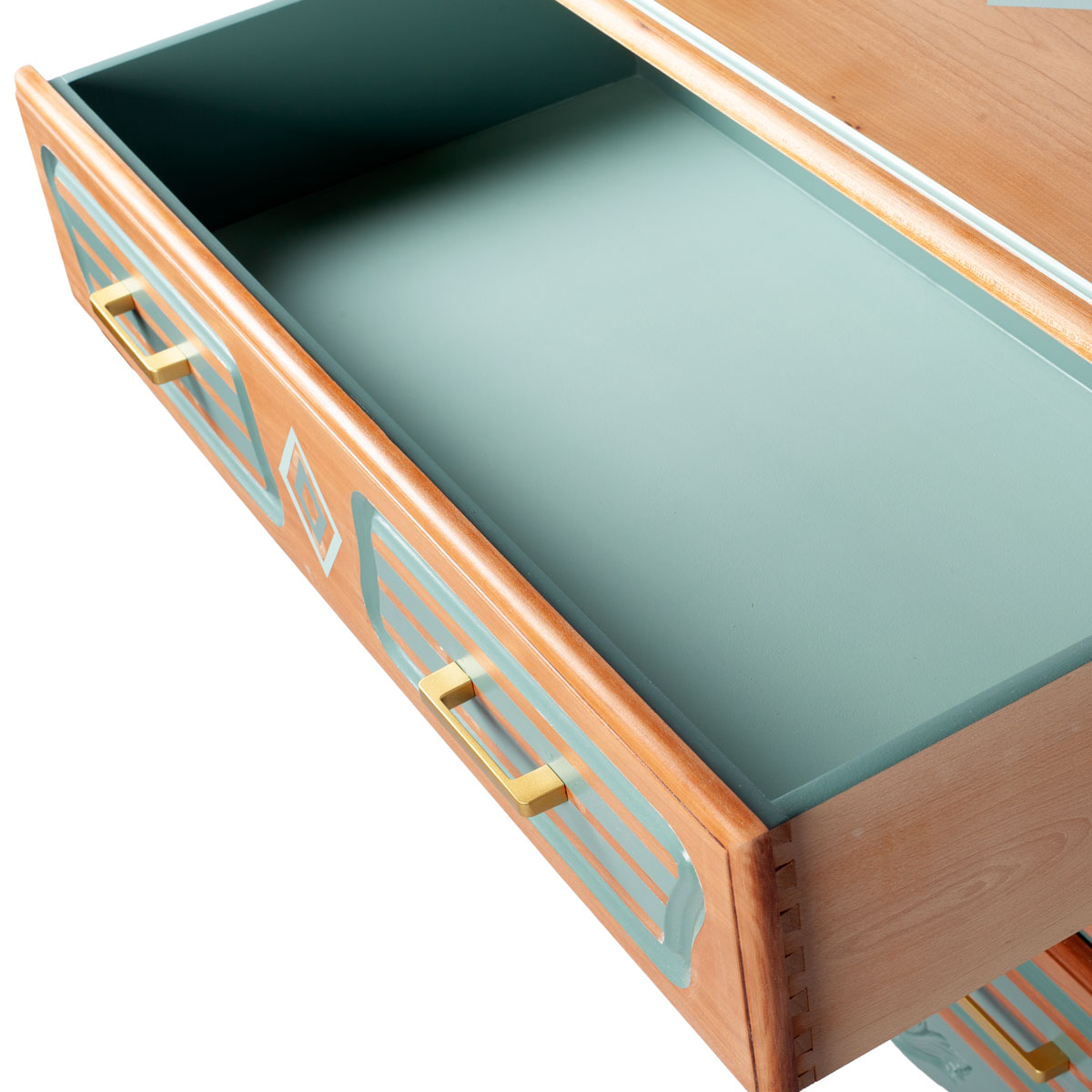 Gros plan sur l'intérieur du tiroir de la commode verte