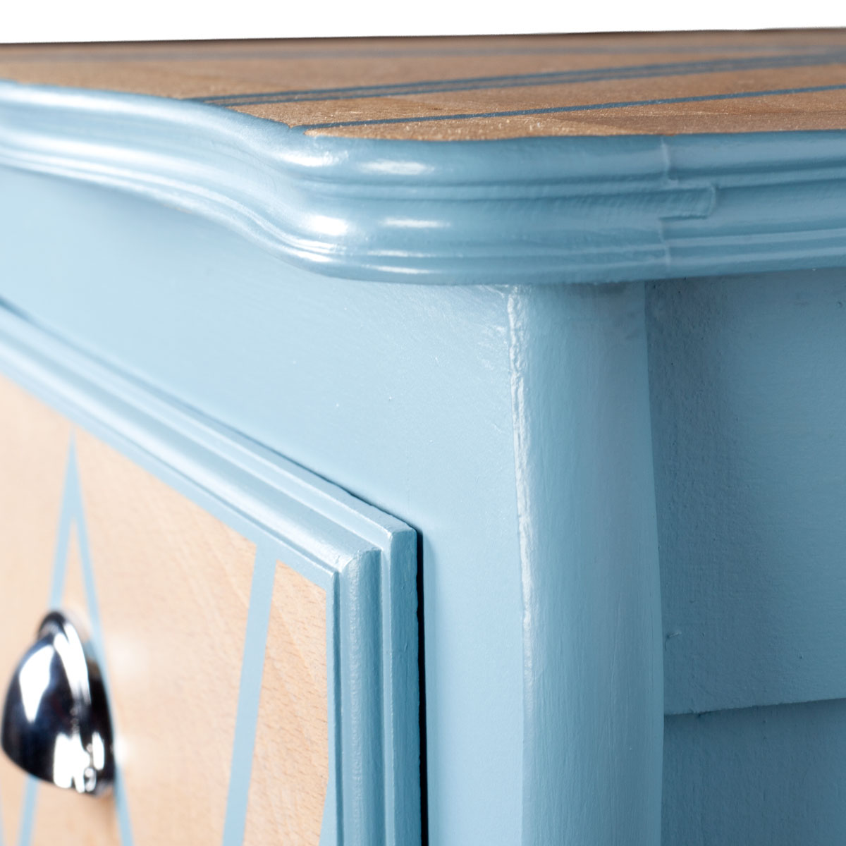 détail haut du chiffonnier relooké bleu