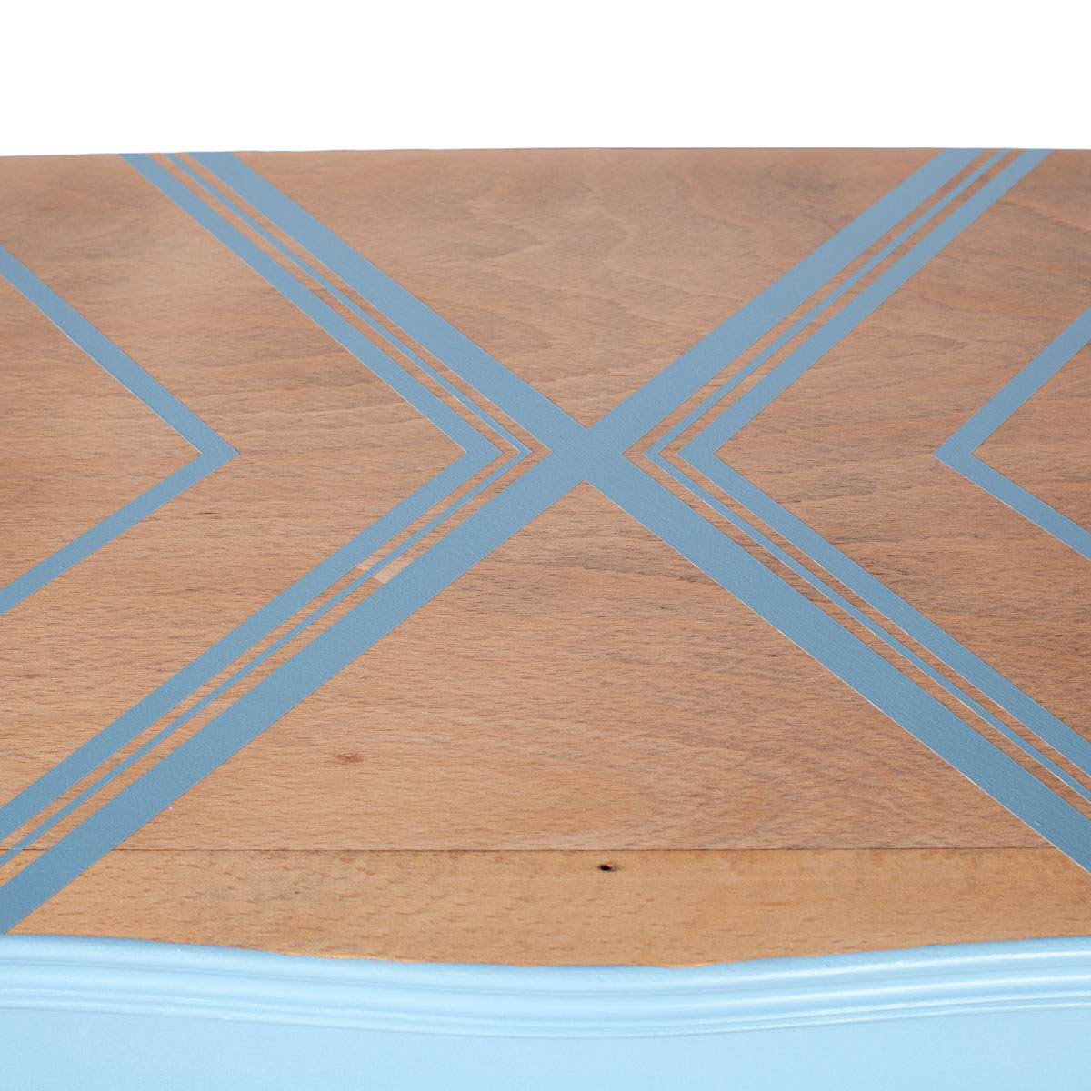 motif du plateau du chiffonnier relooké bleu